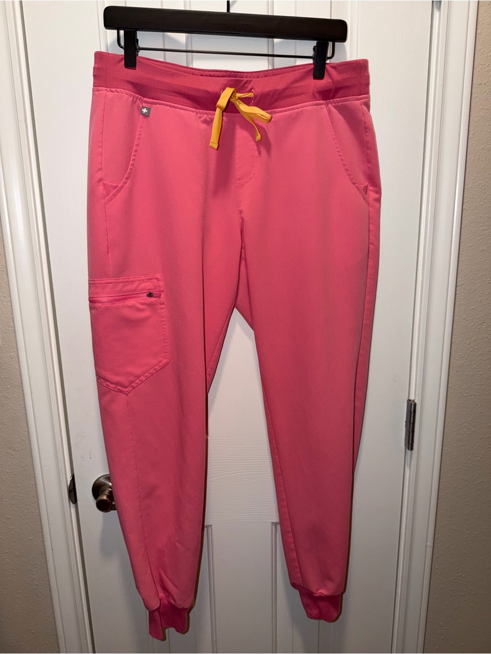 Figs Women’s V-Neck Top/Zamora jogger both size M - Picture 2 of 4